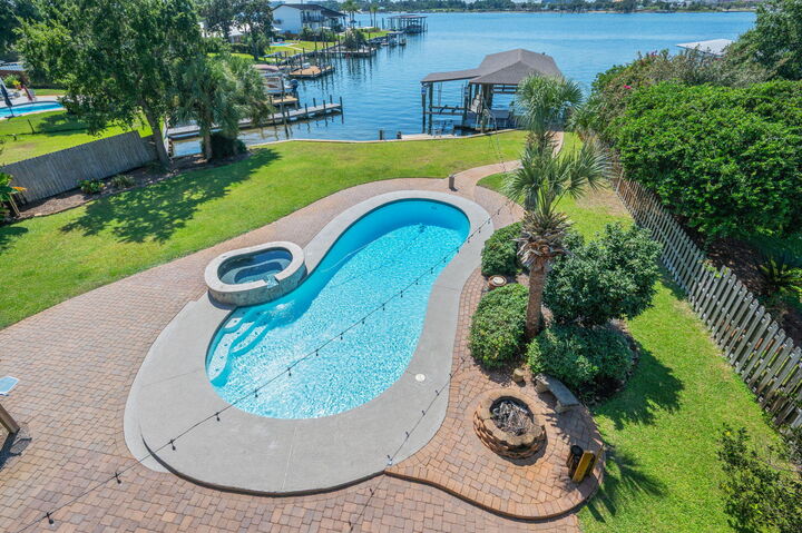 Property Photo: 326 SE Brooks Street FL 32548