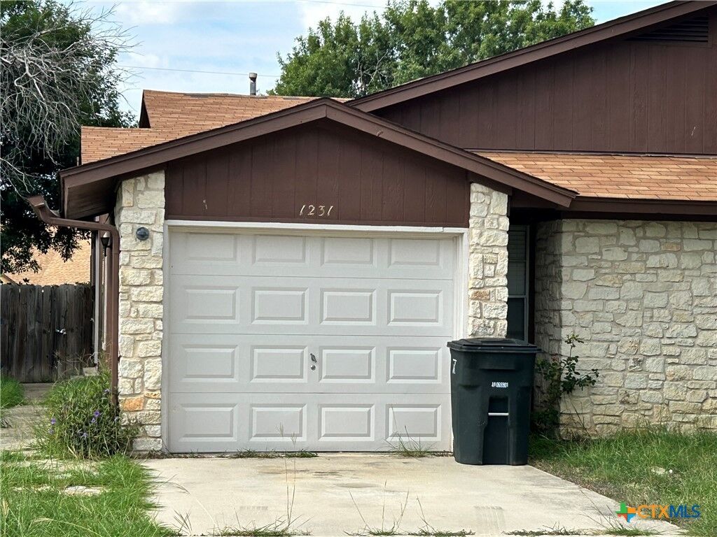 Property Photo: 1231 Royal Crest Drive TX 76549