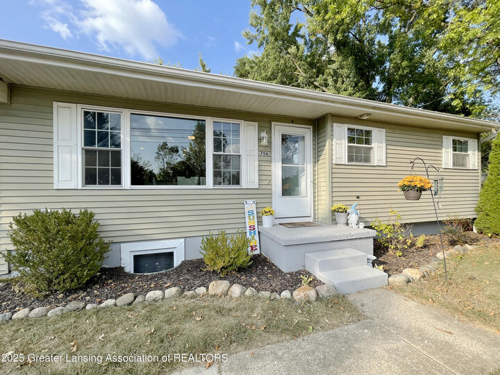 Property Photo:  706 W Shepherd Street  MI 48813 