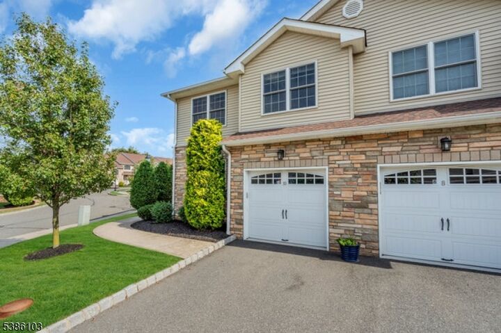 Property Photo:  10 Harvey Ct  NJ 07066 