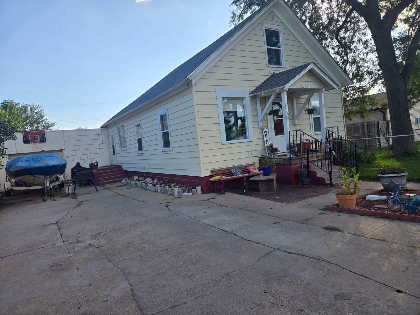 Property Photo: 516 W 11th St NE 69101
