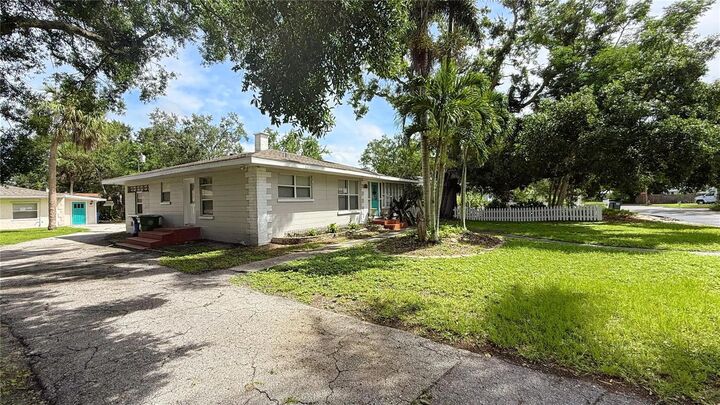 Property Photo: 3308 3rd Avenue W FL 34205