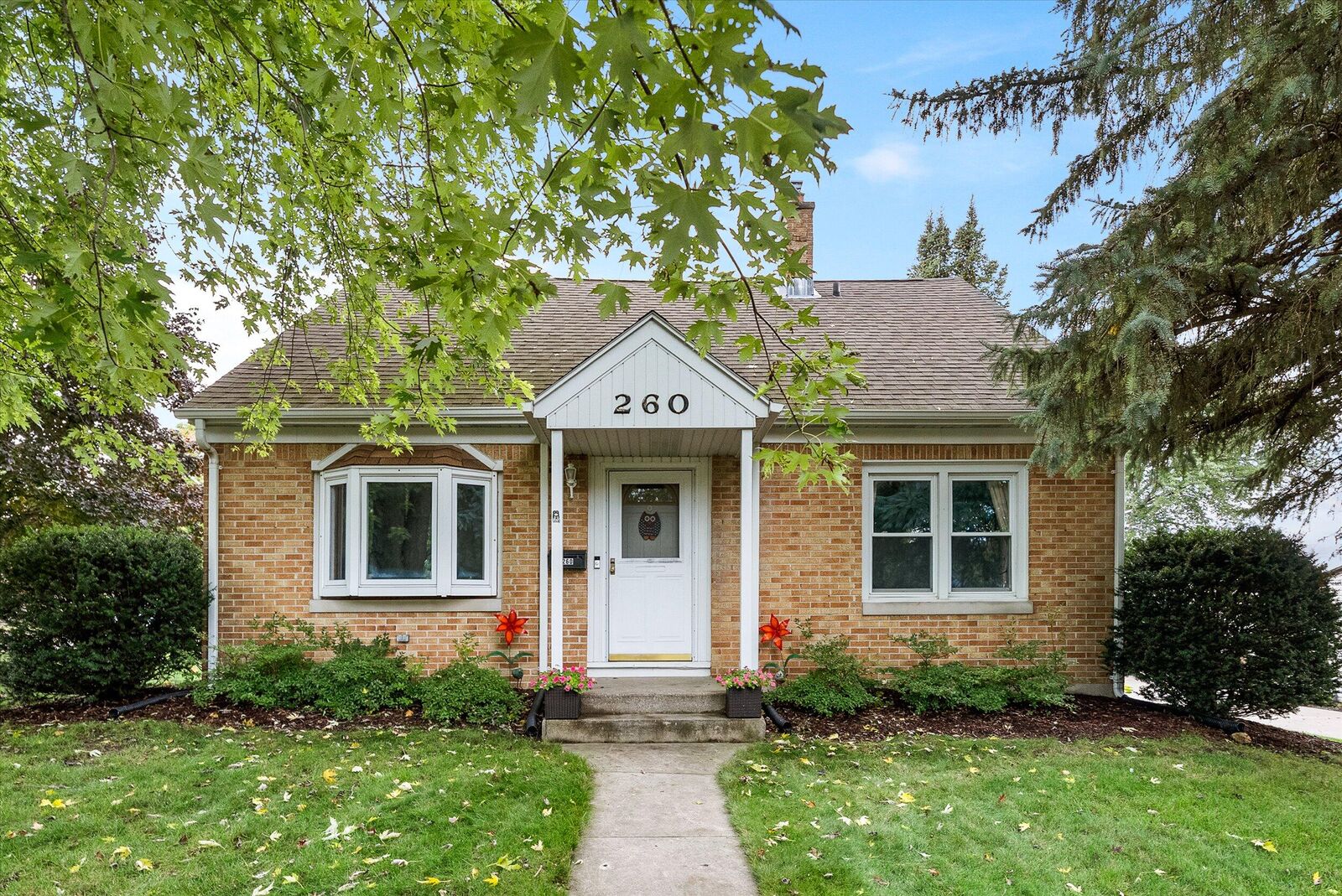 Property Photo:  260 S Silverbrook Dr  WI 53095 