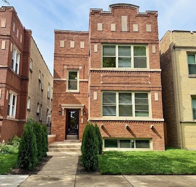 Property Photo: 5852 N Artesian Avenue 2 IL 60659