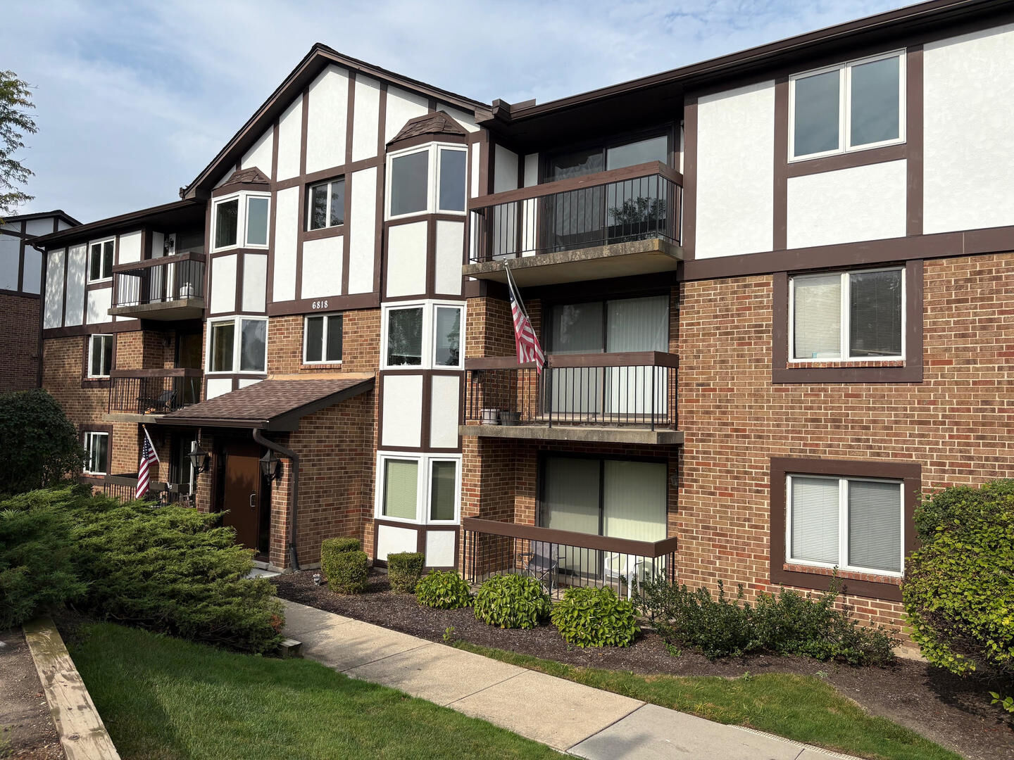 Property Photo:  6818 Joliet Road 9  IL 60525 