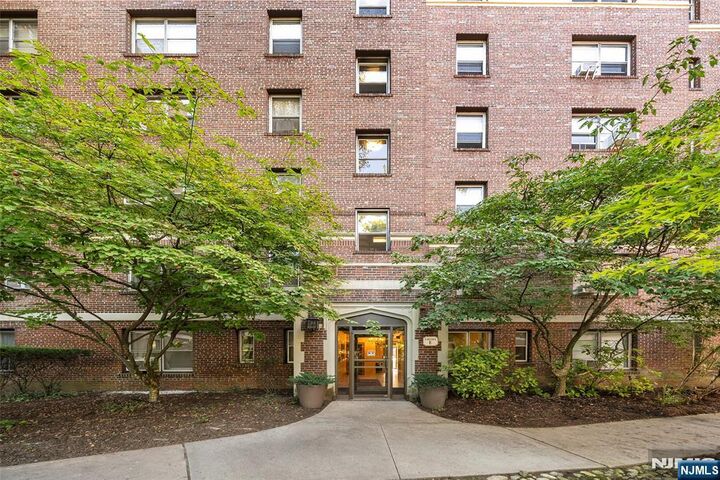 Property Photo:  100 E Palisade Avenue B31  NJ 07631 
