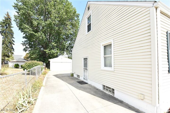 Property Photo: 633 Barbara Avenue OH 44306