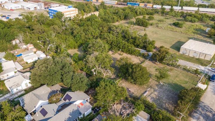 Property Photo:  1600 E Broadway Avenue  TX 76104 