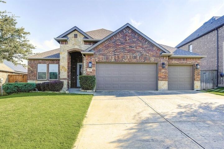 Property Photo: 106 Martingale Trail TX 75068