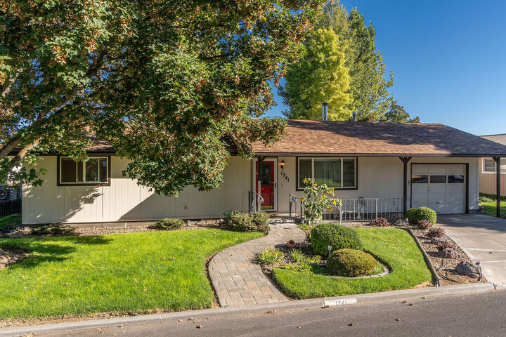 Property Photo: 1241 SE 7th Street OR 97754