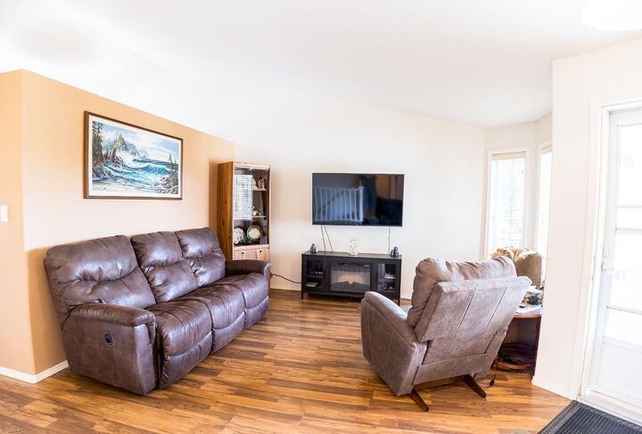 Property Photo:  5 Victor Close  AB T4R 0E4 