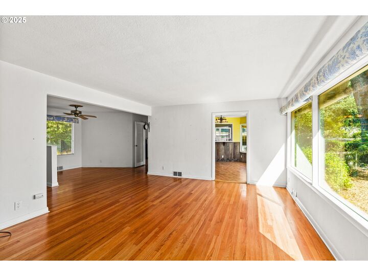 Property Photo:  341 Ransom Ct  OR 97401 