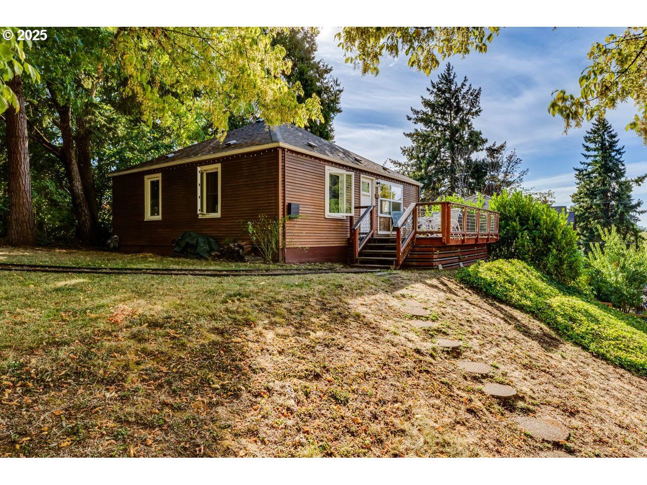 Property Photo:  518 W 23rd Ave  OR 97405 