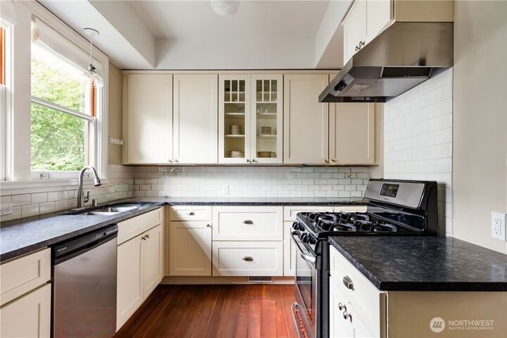 Property Photo:  822  24th Avenue  WA 98122 