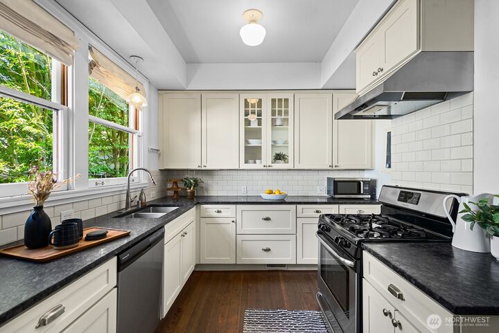 Property Photo: 822 24th Avenue WA 98122