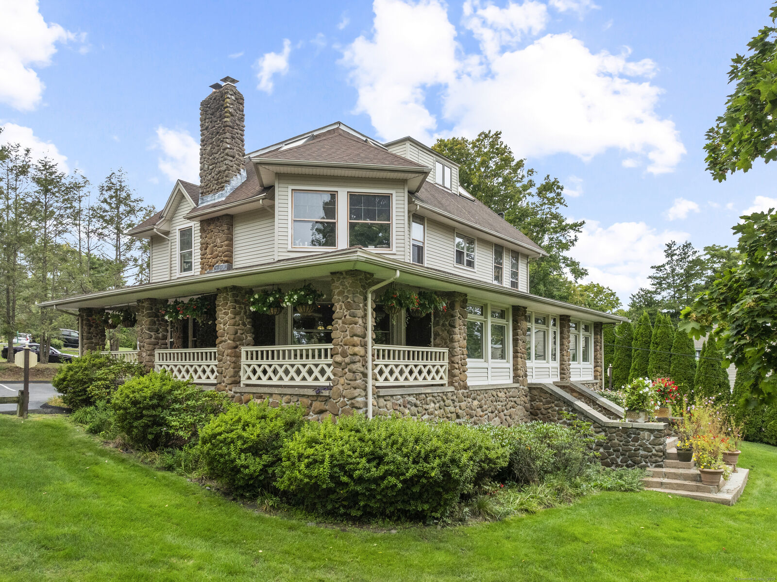 Property Photo:  2750 Whitney Avenue  CT 06518 