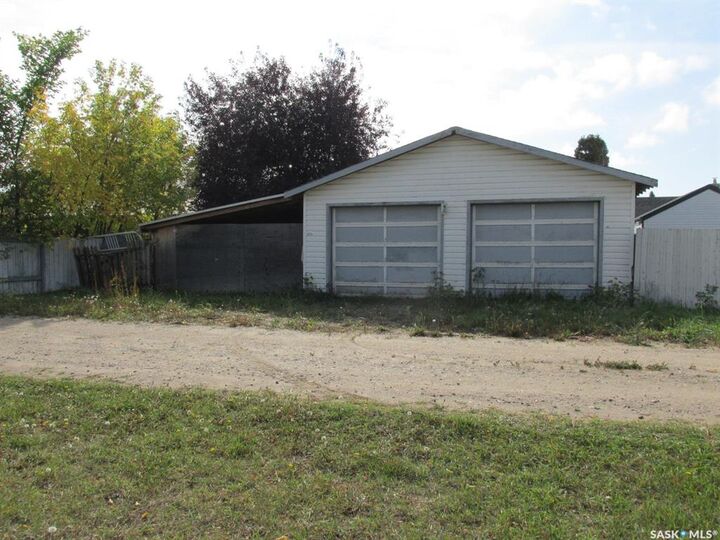 Property Photo: 617 8th Avenue W SK S0E 1E0