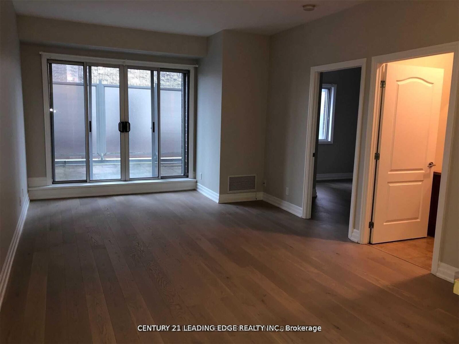 Property Photo:  44 Bond Street W 302  ON L1G 6R2 