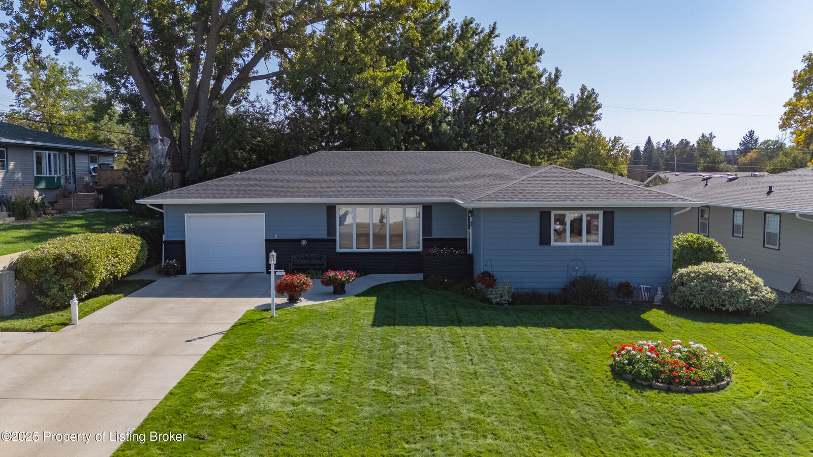 Property Photo:  831 6th Street W  ND 58601 