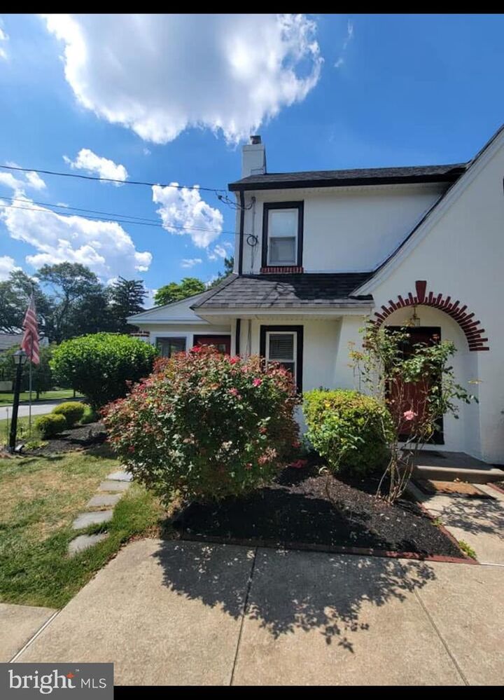 Property Photo:  2423 Hollis Road  PA 19083 