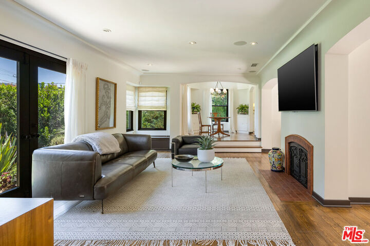 Property Photo: 1417 Queens Rd CA 90069