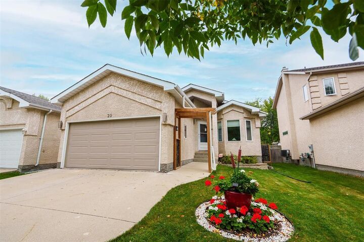 Property Photo:  23 John Reeves Place  MB R2V 4A4 