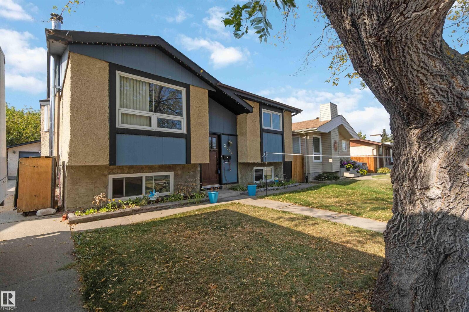 Property Photo:  2508 49 Street NW  AB T6L 3W9 