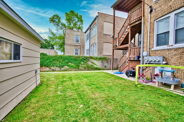 Property Photo:  6609 N Artesian Avenue  IL 60645 