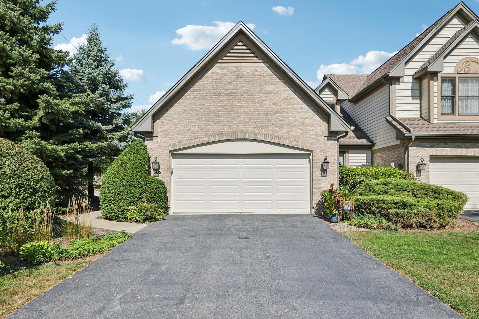 Property Photo:  502 Rosebud Drive S  IL 60148 