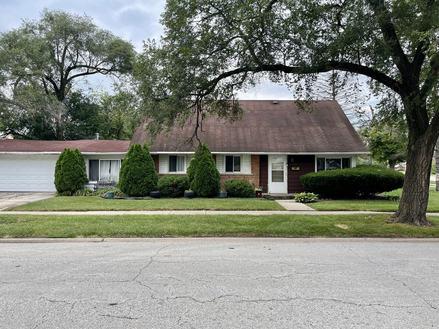 Property Photo:  220 W Raye Drive  IL 60411 