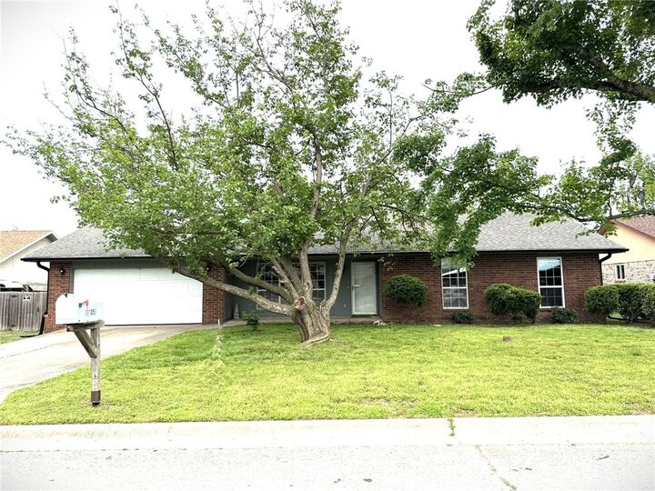 Property Photo:  1105 N Cardinal Drive  AR 72756 