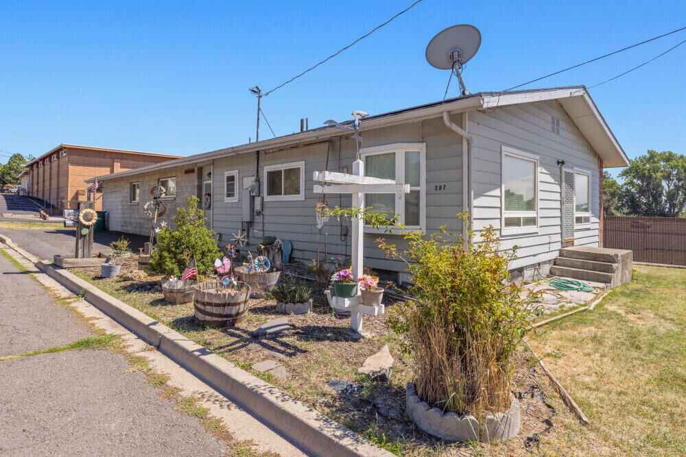 Property Photo:  207 S Wendling Street  OR 97601 