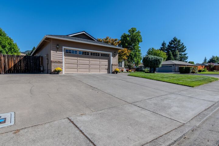 Property Photo: 3024 Adams Circle OR 97504
