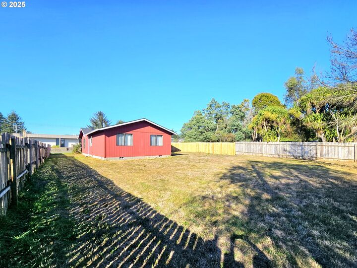 Property Photo:  1121 Ransom Ave  OR 97415 