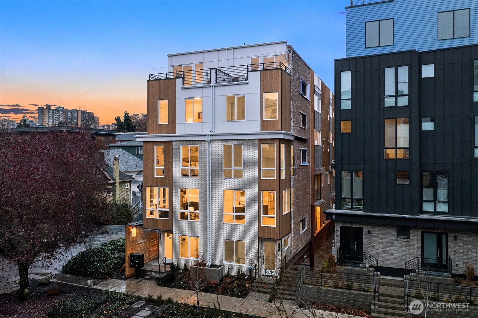 Property Photo: 222 C 10th Avenue E WA 98102