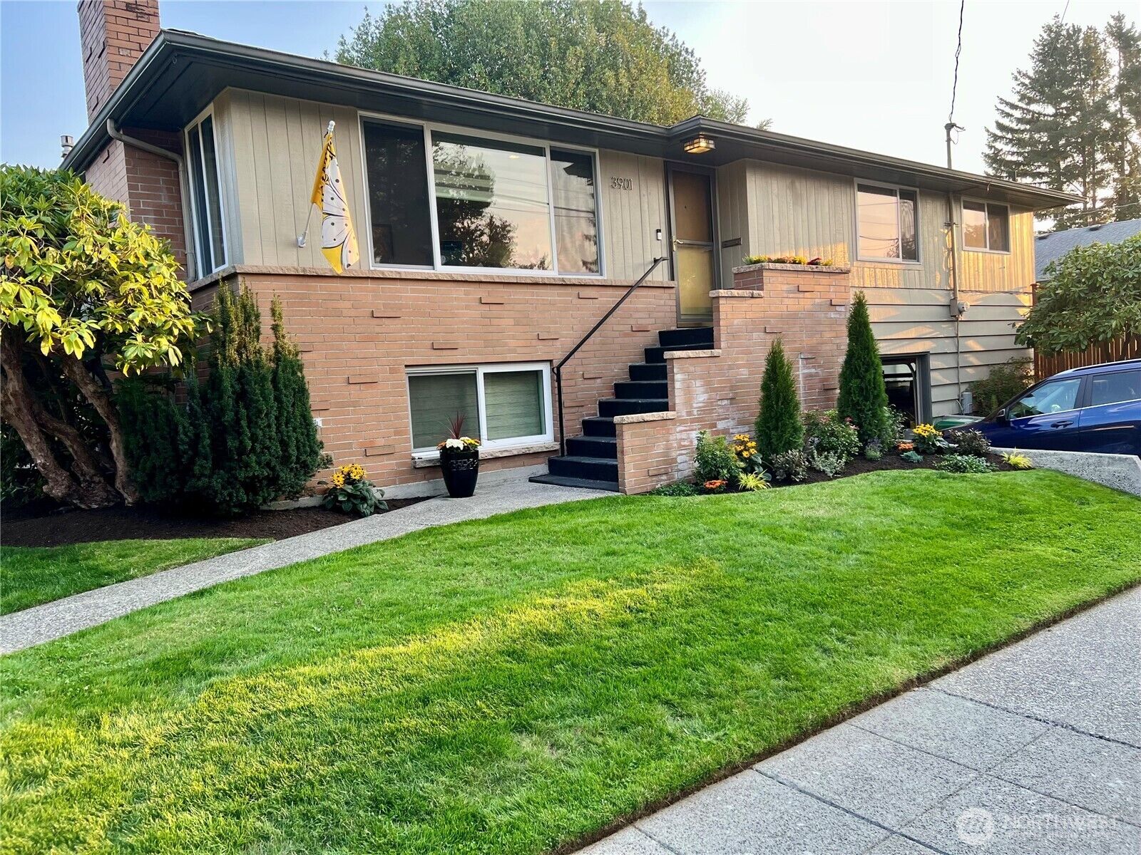 Property Photo:  3901 SW Hanford Street  WA 98116 