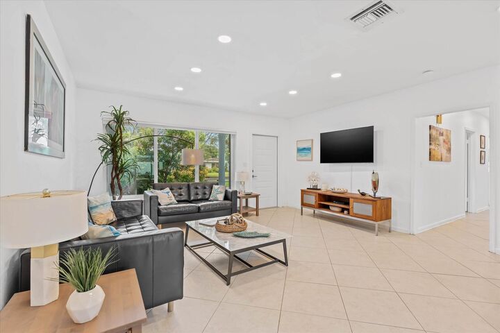 Property Photo:  919 NE 26th Avenue  FL 33062 