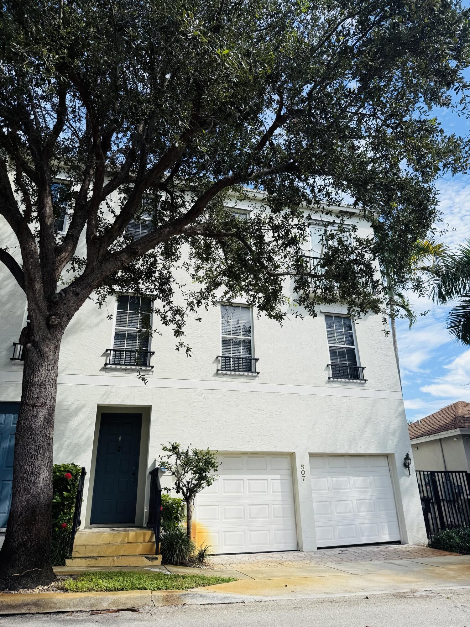 Property Photo:  