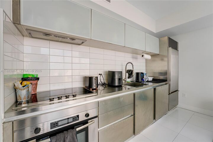 Property Photo:  1040 Biscayne Blvd 1905  FL 33132 