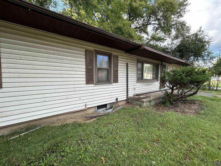 Property Photo:  2427 SE Adams St  KS 66605 