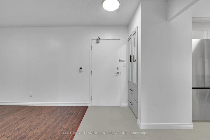 Property Photo:  3605 Kariya Drive 905  ON L5B 3J4 