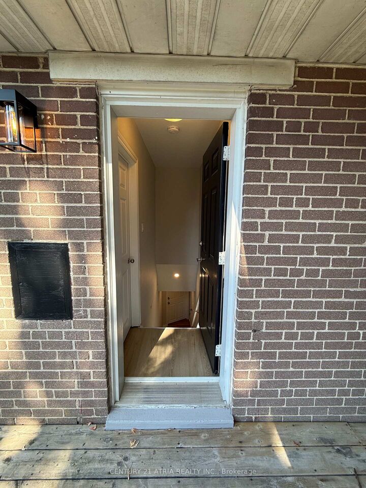 Photo de la propriété:  801 Krosno Boulevard Lower  ON L1W 1G7 