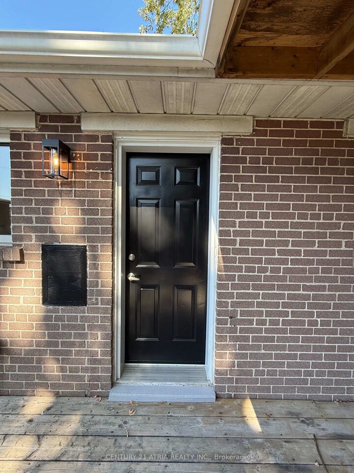 Property Photo:  801 Krosno Boulevard Lower  ON L1W 1G7 