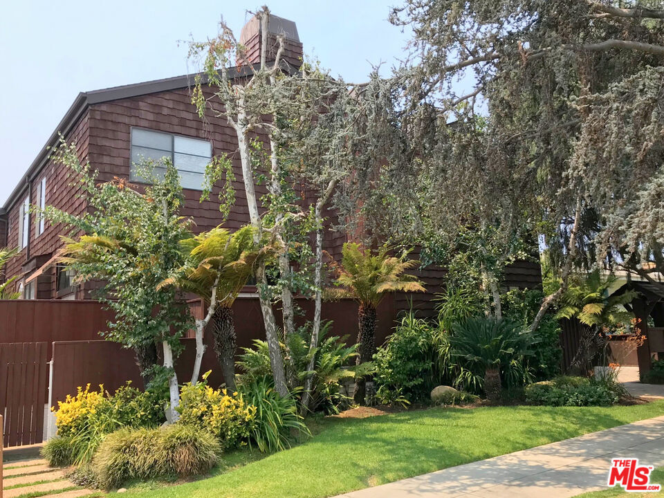 Property Photo:  944 15th St  CA 90403