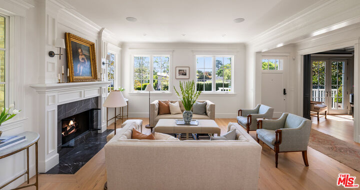 Property Photo:  146 N Carmelina Ave  CA 90049 
