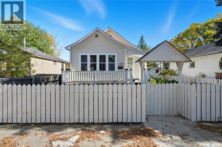 Property Photo:  114 E Avenue S  SK S7M 1R6 