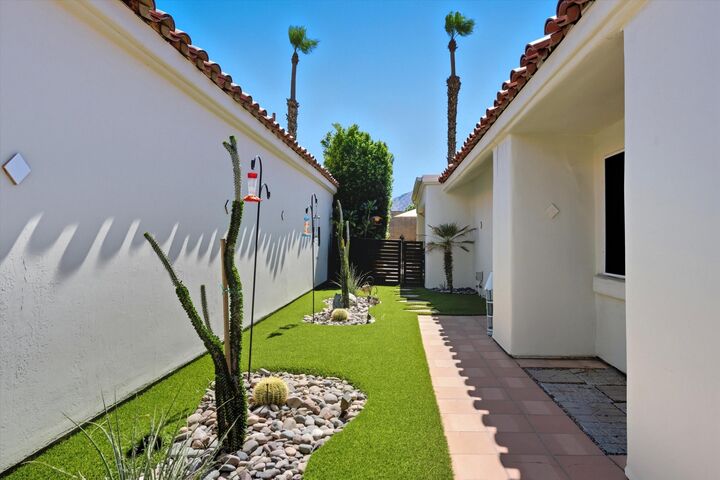Property Photo:  77611 Calle Las Brisas S  CA 92211 