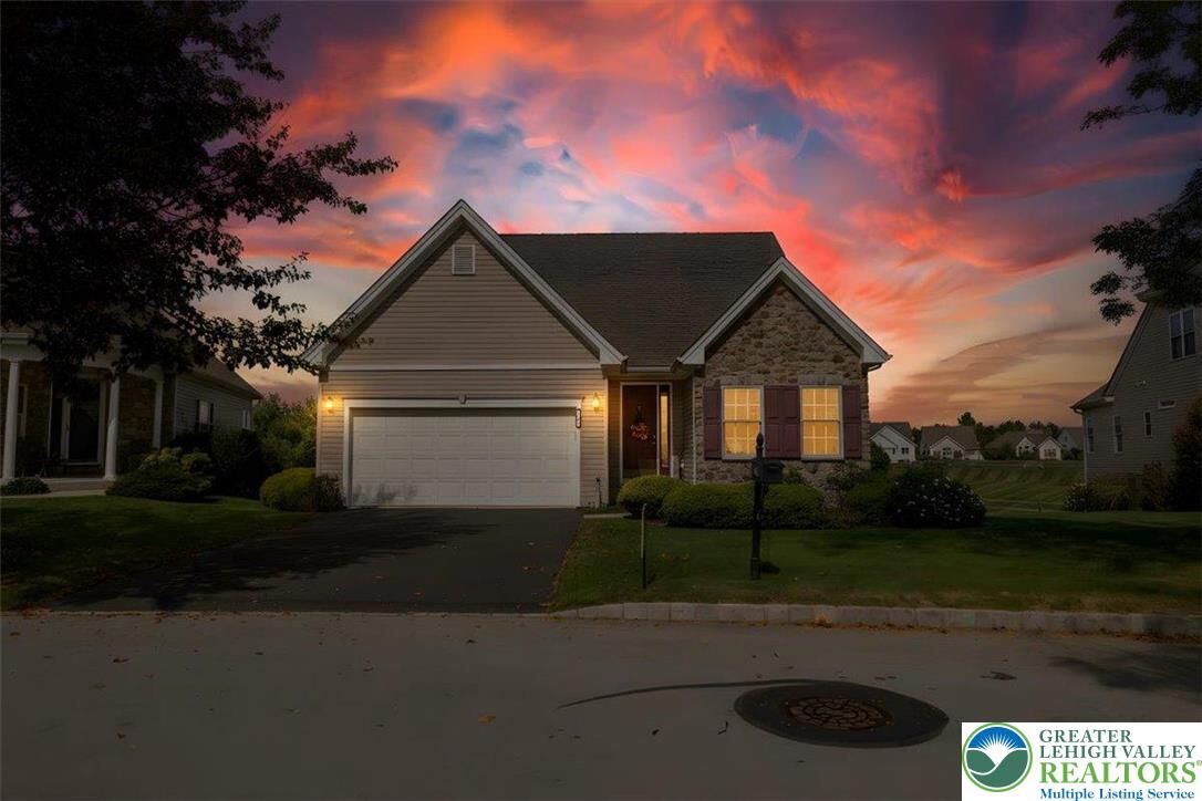 Property Photo: 14 Glasgow Way PA 18045