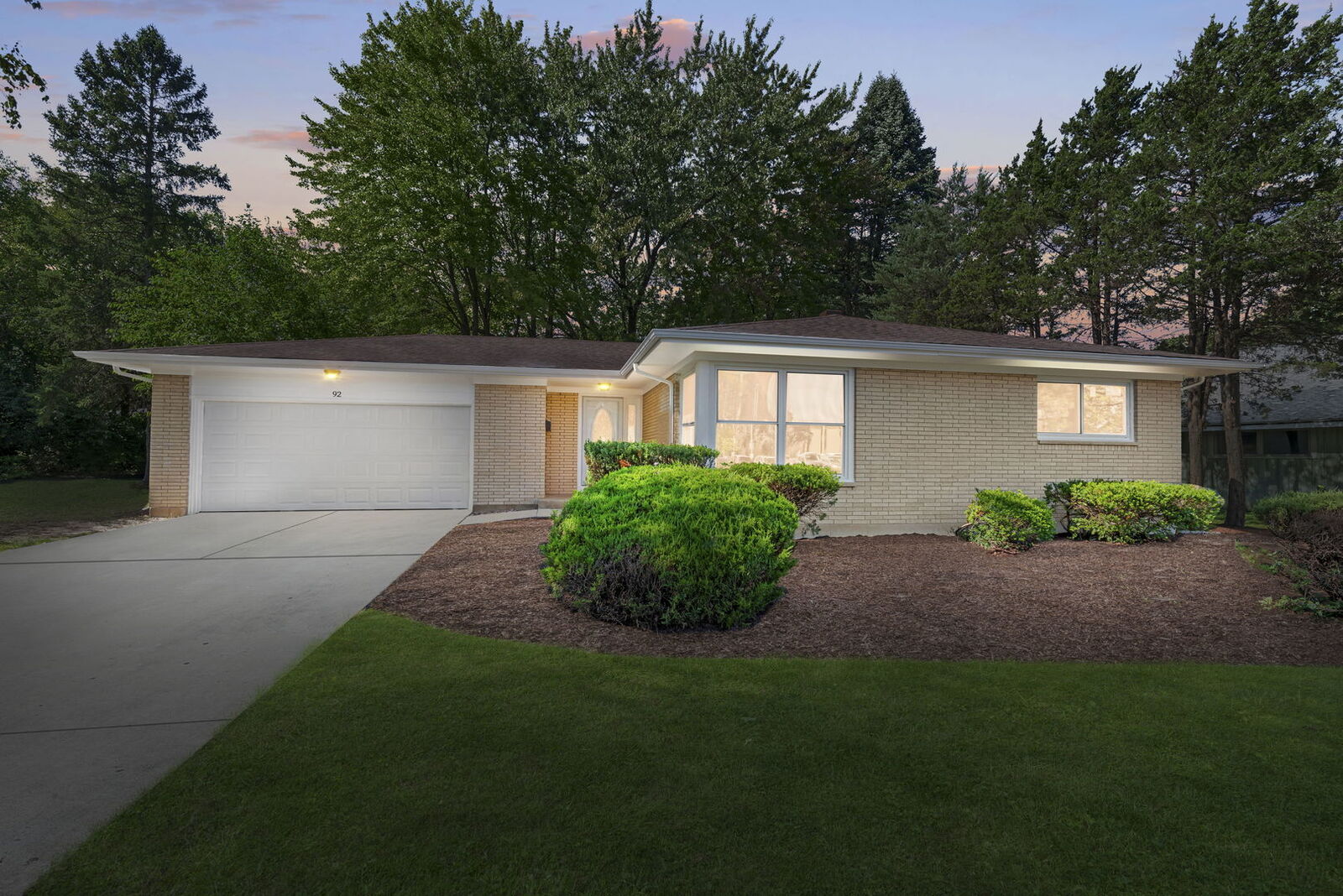 Property Photo:  92-88 N Airlite Street  IL 60123 