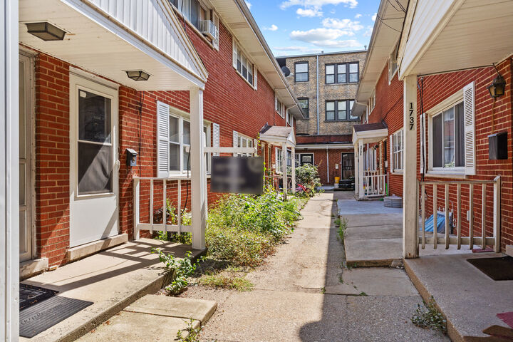 Property Photo: 1723 W Thome Avenue IL 60660